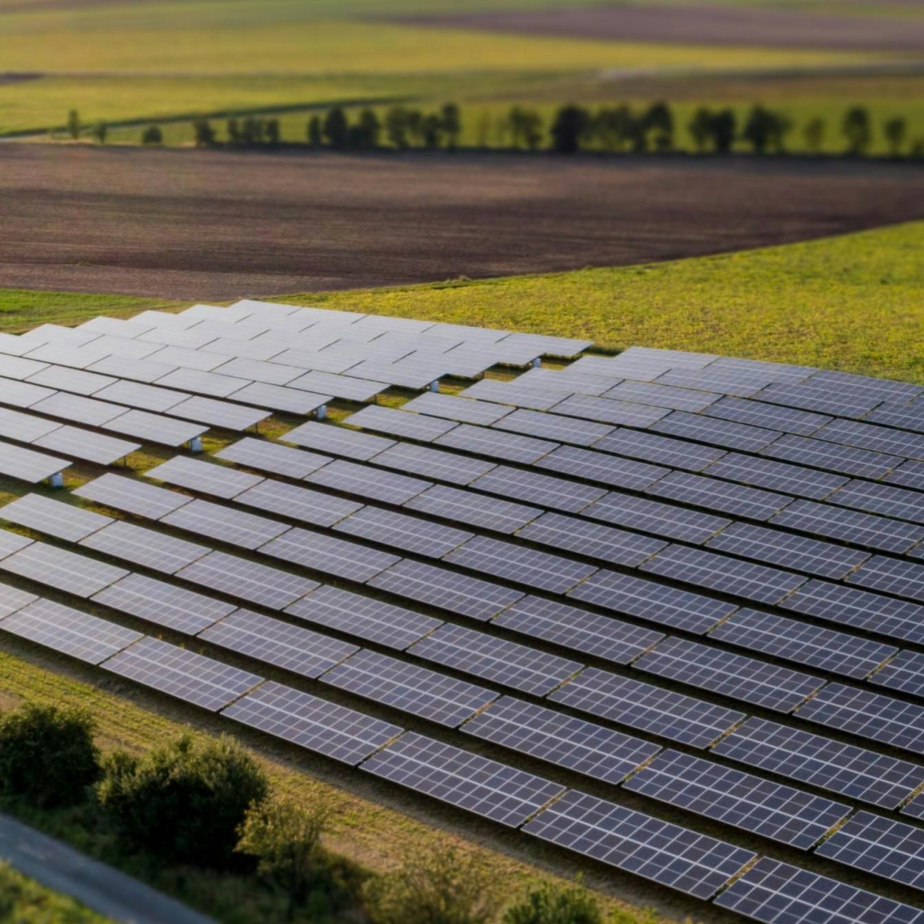 Otimize sistemas solares com caixa combinadora de arranjo fotovoltaico